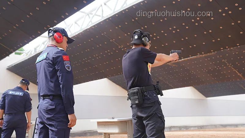 1米97小伙与警察：身体拦截逃窜男子效果对比