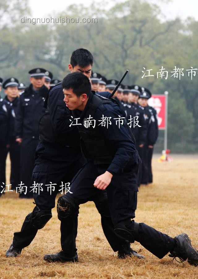 1米97小伙与警察：身体拦截逃窜男子效果对比